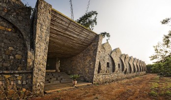 彷佛原始部落间的古堡——印度休闲度假村 / PMA madhushala