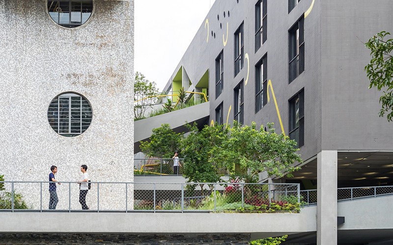 0-Landscaping_bridges_suturing_between_the_former_warehouses.jpg