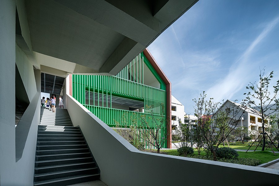 19_教学楼走廊空间与内院相互渗透丨Corridor And Courtyard Interpenetrate ©吴清山.jpg