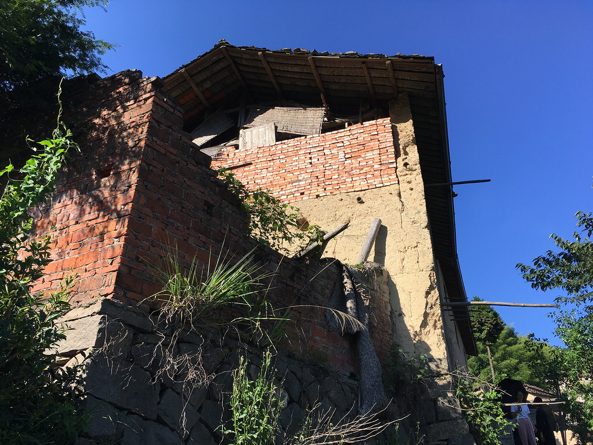 调整大小 原有砖砌柴房已坍塌破损 The original brick house has already collapsed and abandoned.jpg