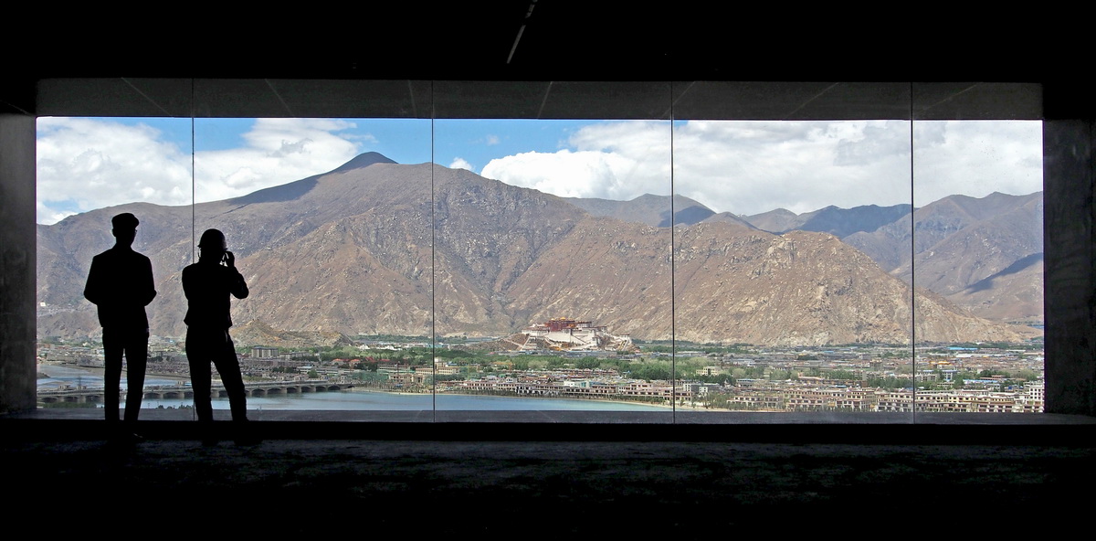 d4 眺望布达拉宫_overlook_to_the_Potala_Palace.jpg